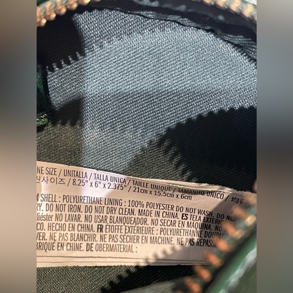 *NEW* Forever 21 Green Oval Crossbody / Shoulder Bag / Purse with Tassel - Picture 8 of 12